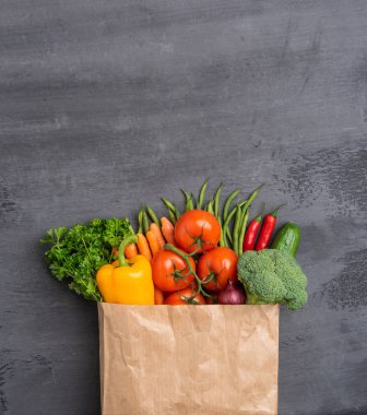 Maddeleri yeme sağlıklı: taze sebze, meyve ve superfood. Beslenme, diyet, vegan gıda kavramı