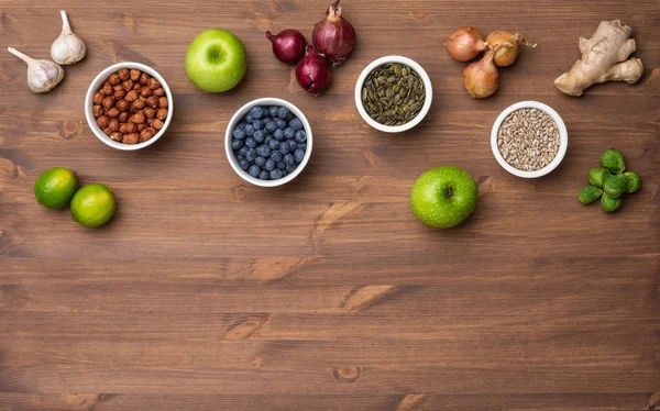 Note di alimentazione: verdure fresche, frutta e superfood. Nutrizione, dieta, concetto di cibo vegano — Foto Stock