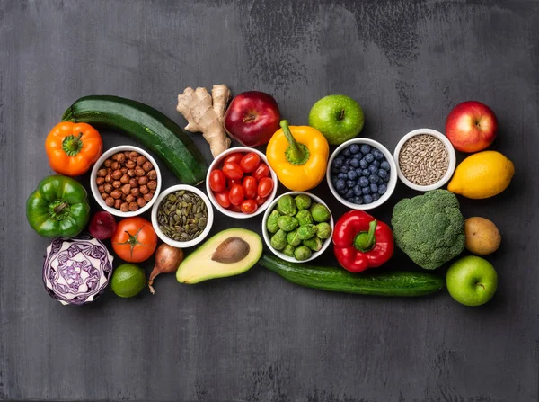 Ingredientes alimentares saudáveis: legumes frescos, frutas e superalimentos. Nutrição, dieta, conceito de comida vegana — Fotografia de Stock