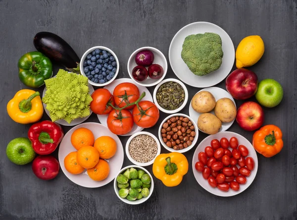 Healthy eating ingredients: fresh vegetables, fruits and superfood. Nutrition, diet, vegan food concept — Stock Photo, Image