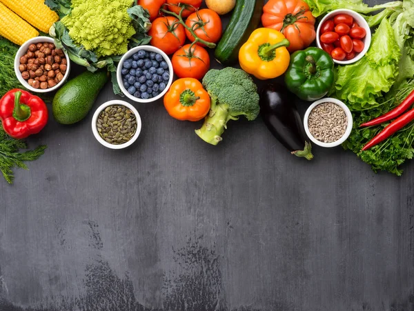 Zdrowe odżywianie składniki: świeże warzywa, owoce i pożywienie. Odżywianie, diety, wegańskie jedzenie koncepcja Obrazy Stockowe bez tantiem