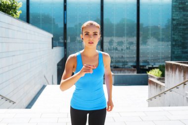 Spor giyim genç, zinde ve sportif esmer kız. Dışarıda spor yapan kadın. Fitness, koşu, diyet ve sağlıklı yaşam tarzı kavramı.