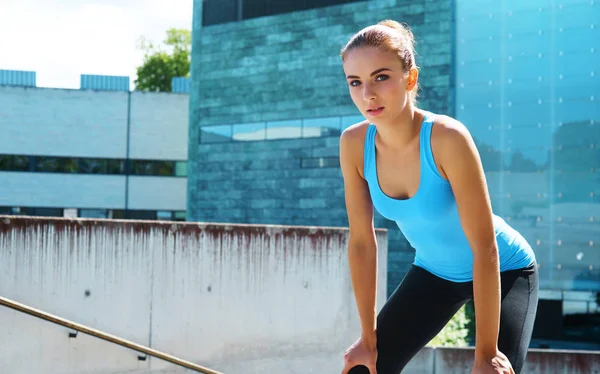 スポーツウェアの若い フィット感とスポーティなブルネットの女の子 屋外でスポーツをしている女性 フィットネス ジョギング ダイエット 健康的なライフスタイルの概念 — ストック写真