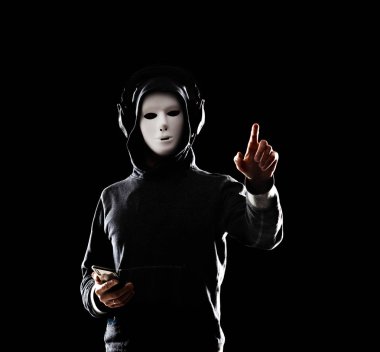 Bilgisayar korsanı beyaz maske ve kapüşonlu portresi. Gizlenmiş karanlık yüzü. Veri hırsız, internet dolandırıcılık, darknet ve siber güvenlik kavramı.