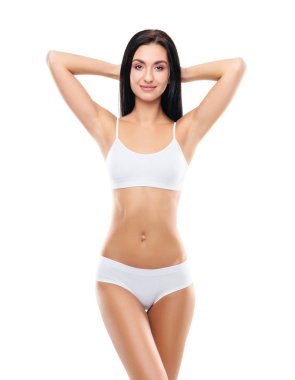 Genç, uygun ve güzel esmer kız beyaz mayo.