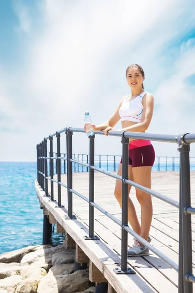 Entrenamiento de chica joven, en forma y deportivo en gimnasio al aire libre. Fitness, deporte y estilo de vida saludable . —  Fotos de Stock