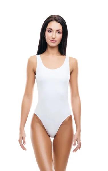 Giovane, in forma e bella ragazza bruna in costume da bagno bianco . — Foto Stock