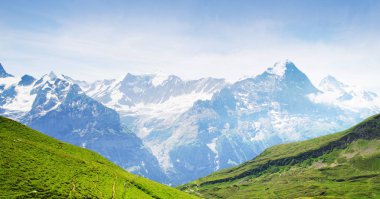Grindelwald ve Jungfrau dağ doruklarına. Bernese highland manzara arka plan. Alpler, turizm, seyahat, seyahat ve hiking kavramı.