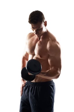 Güçlü, zinde ve sportif vücut geliştirmeci adam beyaz arka plan üzerinde dumbbell ile. Spor ve fitness konsepti.