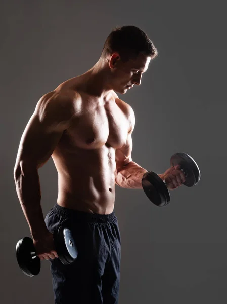 Kräftiger Fitter Und Sportlicher Bodybuilder Mit Kurzhanteln Vor Schwarzem Hintergrund — Stockfoto