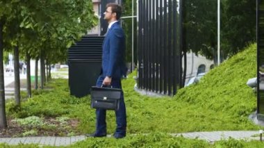 Kendine güvenen iş adamları modern ofis binasının önünde konuşuyorlar. İş adamı ve iş arkadaşı. Bankacılık ve finans piyasası kavramı.