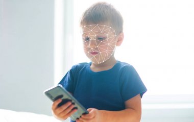 Küçük bir çocuk yüzü ID kimlik doğrulaması kullanarak. Bir smartphone ile evlat. Dijital yerli çocuk, internet ve Gadget'ları kavramı.