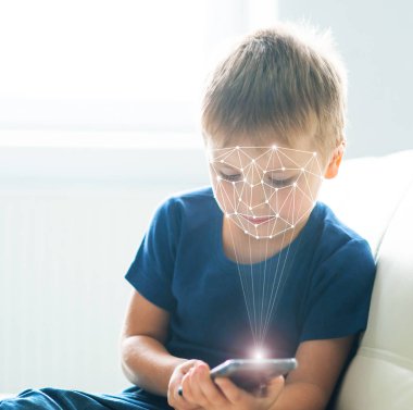 Küçük bir çocuk yüzü ID kimlik doğrulaması kullanarak. Bir smartphone ile evlat. Dijital yerli çocuk, internet ve Gadget'ları kavramı.
