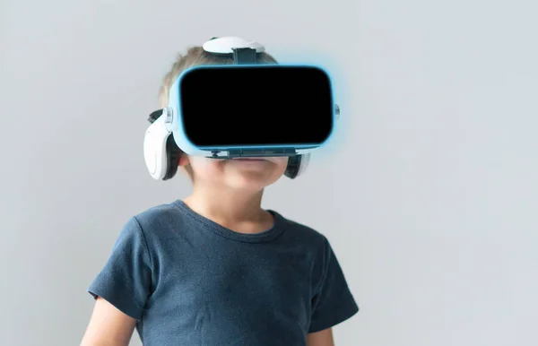 Portrait Happy Kid Virtual Reality Headset Attractive Kid Using Goggles — Stock Photo, Image