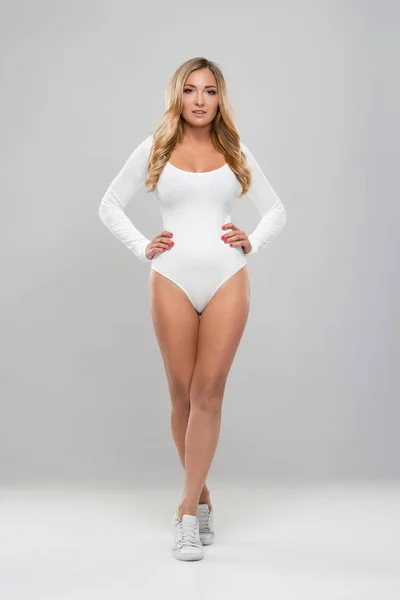 Giovane Forma Sexy Ragazza Costume Bagno Bianco Bella Donna Posa — Foto Stock