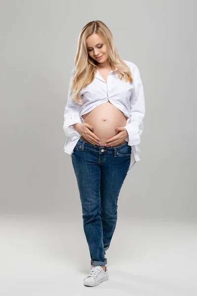 Junge Schwangere Frau Studio Schöner Magen Schwangerschaft Und Kindergebärkonzept — Stockfoto