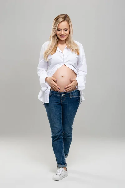 Jonge Zwangere Vrouw Studio Mooie Maag Zwangerschap Kinderopvang Concept — Stockfoto