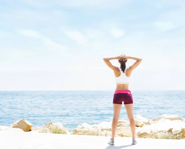 Sportiva e bella ragazza che fa sport all'aperto. Palestra, fitness, stile di vita sano . — Foto Stock