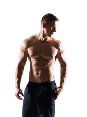 Beyaz arka plan üzerinde güçlü, zinde ve sportif vücut geliştirmeci adam. Spor ve fitness konsepti.