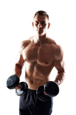 Beyaz arka plan üzerinde güçlü, zinde ve sportif vücut geliştirmeci adam. Spor ve fitness konsepti.