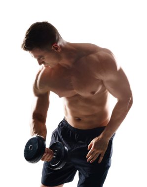 Beyaz arka plan üzerinde güçlü, zinde ve sportif vücut geliştirmeci adam. Spor ve fitness konsepti.