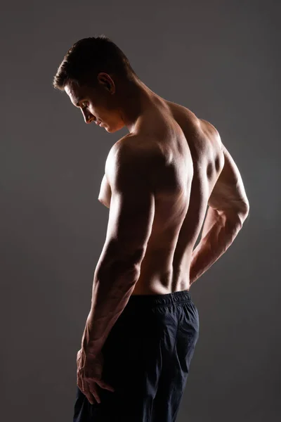 Hombre Fuerte Forma Deportivo Culturista Sobre Fondo Negro Concepto Deporte —  Fotos de Stock