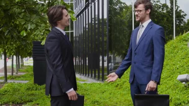 Hombres Negocios Confiados Hablando Frente Moderno Edificio Oficinas Empresario Colega — Vídeos de Stock