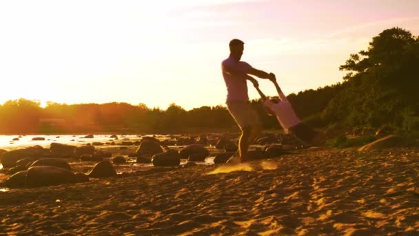 Padre Jugando Con Hijo Cerca Del Mar Colores Cálidos Puesta — Vídeos de Stock