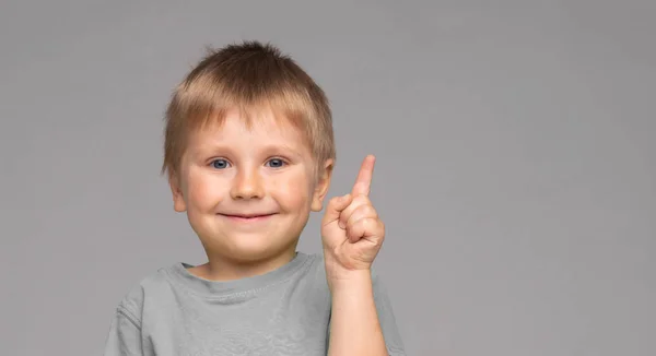 Söt Liten Pojke Poserar Över Grå Bakgrund — Stockfoto