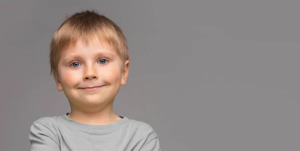 Retrato Niño Feliz Sonriente Muchacho Atractivo Estudio Sobre Fondo Gris — Foto de Stock