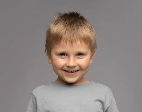 Retrato Rapaz Sorridente Feliz Miúdo Atraente Estúdio Sobre Fundo Cinza — Fotografia de Stock