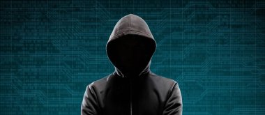 İkili kod ile dijital arka plan üzerinde tehlikeli hacker. Gizlenmiş karanlık yüz maskesi ve hood. Veri hırsız, internet saldırı, darknet dolandırıcılık, sanal gerçeklik ve siber güvenlik kavramı.
