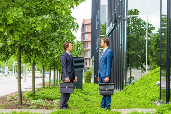 Selbstbewusste Geschäftsleute Unterhalten Sich Vor Modernen Bürogebäuden Geschäftsmann Und Sein — Stockfoto