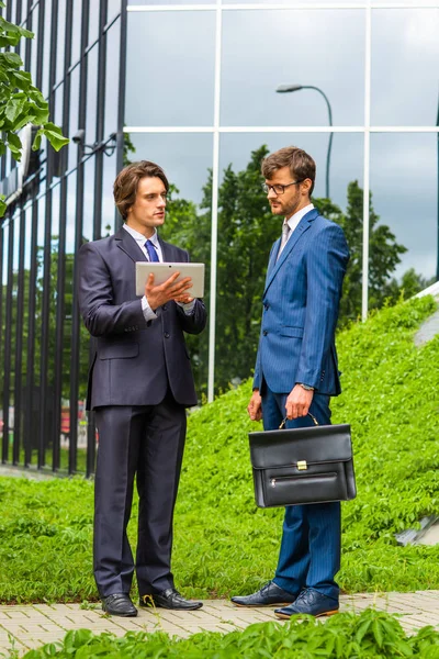 Hombres Negocios Confiados Hablando Frente Moderno Edificio Oficinas Empresario Colega — Foto de Stock