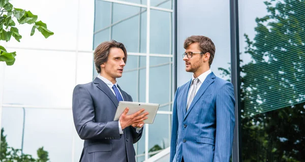 Hombres Negocios Confiados Hablando Frente Moderno Edificio Oficinas Empresario Colega — Foto de Stock