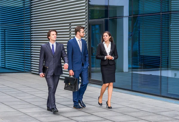 Selbstbewusste Geschäftsleute Unterhalten Sich Vor Modernen Bürogebäuden Geschäftsleute Und Geschäftsfrau — Stockfoto