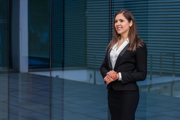 Selbstbewusste Geschäftsfrau Vor Einem Modernen Bürogebäude Unternehmens Banken Unternehmens Immobilien — Stockfoto