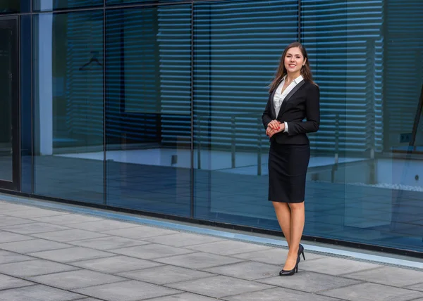 Selbstbewusste Geschäftsfrau Vor Einem Modernen Bürogebäude Unternehmens Banken Unternehmens Immobilien — Stockfoto