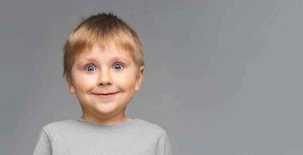 Ritratto Ragazzo Sorridente Felice Attraente Bambino Studio Sfondo Grigio — Foto Stock