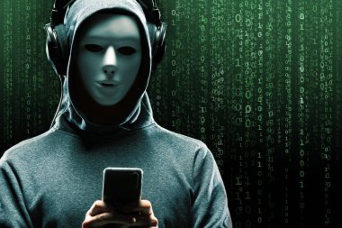 Dijital arka plan üzerinde anonim bilgisayar korsanı. Gizlenmiş karanlık yüz maskesi ve hood. Veri hırsız, internet saldırı, darknet dolandırıcılık, tehlikeli bir virüs ve siber güvenlik kavramı.