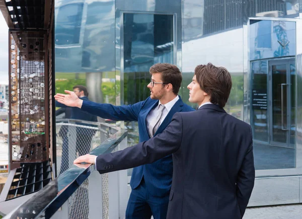 Selbstbewusste Geschäftsleute Unterhalten Sich Vor Modernen Bürogebäuden Geschäftsmann Und Sein — Stockfoto