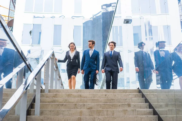 Zelfverzekerd Zakenlui Praten Voorkant Van Moderne Kantoorgebouw Zakenlieden Zakenvrouwen Hebben — Stockfoto