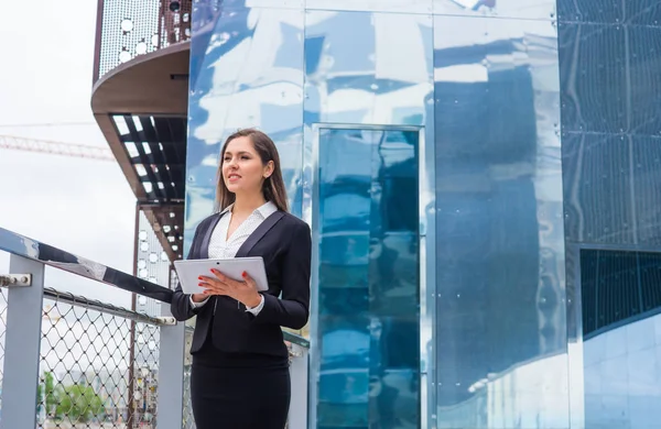Selbstbewusste Geschäftsfrau Vor Einem Modernen Bürogebäude Unternehmens Banken Unternehmens Immobilien — Stockfoto