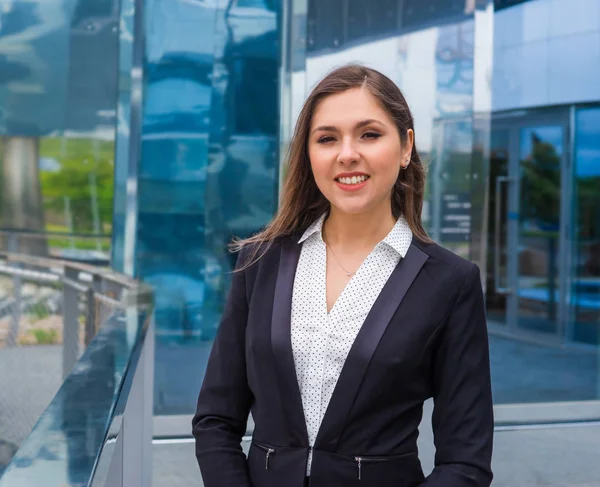 Selbstbewusste Geschäftsfrau Vor Einem Modernen Bürogebäude Unternehmens Banken Unternehmens Immobilien — Stockfoto