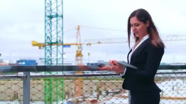 Modern ofis binasının önünde kendine güvenen bir iş kadını. İş, bankacılık, şirket, gayrimenkul ve finansal piyasa kavramı.