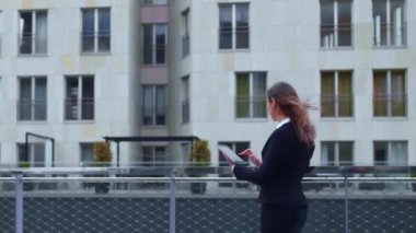 Modern ofis binasının önünde kendine güvenen bir iş kadını. İş, bankacılık, şirket, gayrimenkul ve finansal piyasa kavramı.