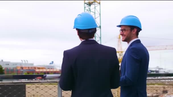 Kasklı Emlak Çırakları Yeni Ofis Inşaatı Kendine Güvenen Adamları Mimar — Stok video