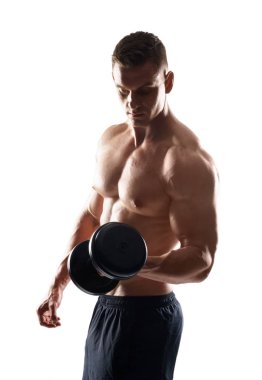 Beyaz arka plan üzerinde güçlü, zinde ve sportif vücut geliştirmeci adam. Spor ve fitness konsepti.
