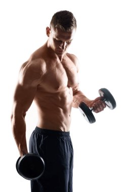 Beyaz arka plan üzerinde güçlü, zinde ve sportif vücut geliştirmeci adam. Spor ve fitness konsepti.