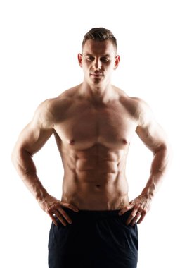 Beyaz arka plan üzerinde güçlü, zinde ve sportif vücut geliştirmeci adam. Spor ve fitness konsepti.